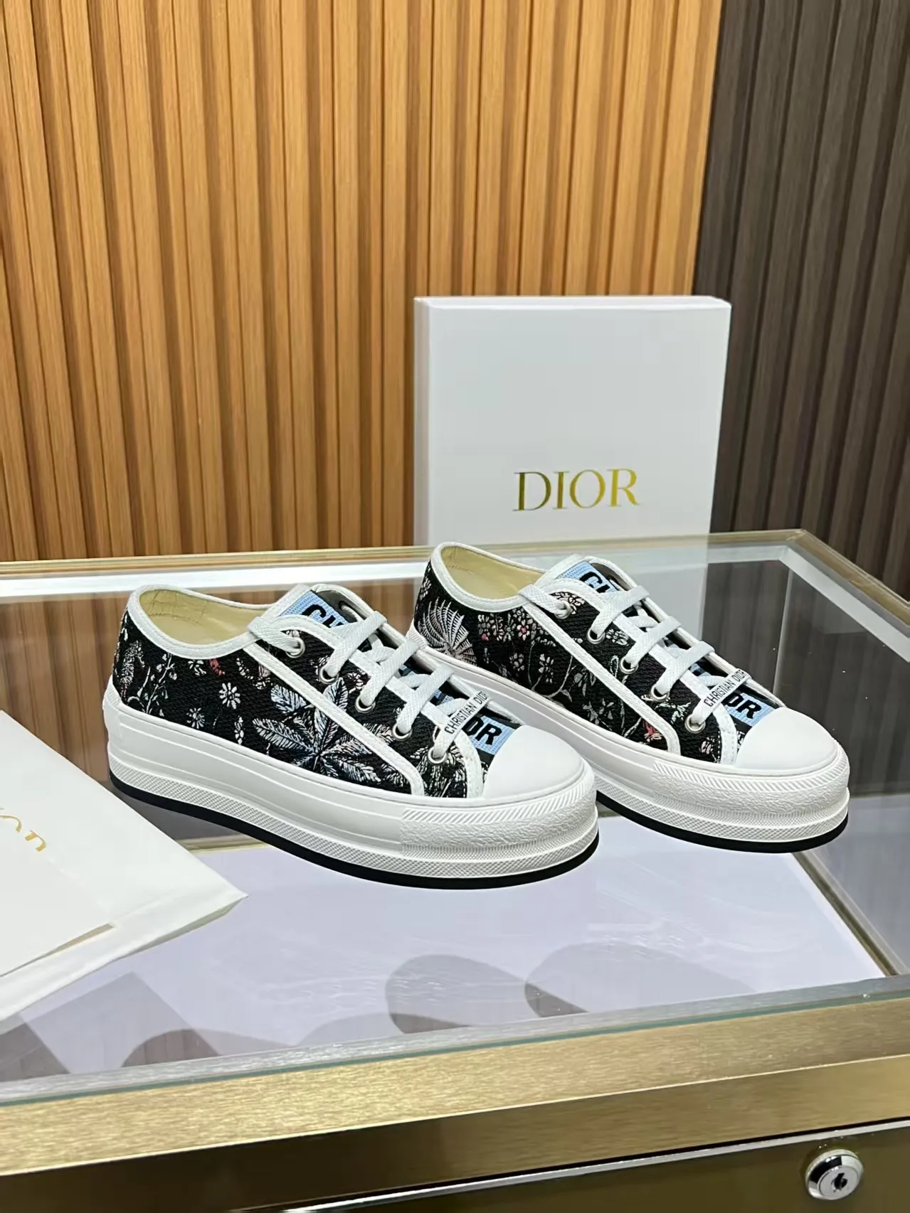 👟👟Ex-factory price 520👟👟 Walk‘n’Dior embroidered mid-top casual shoes are new in 2025. On the fashion stage, Dior embroidered shoes are the well-deserved protagonist. Delicate stitching is used on the upper, every stitch is devoted to the craftsman's efforts, and every thread is woven with artistic poetry. From complex floral patterns to smart geometric textures, embroidery is like the magic that gives shoes life, allowing them to show dynamic beauty even in static conditions.   Wearing Dior embroidered shoes feels like stepping into a dream world full of art. It is not only a pair of shoes, but also a walking piece of art that perfectly integrates fashion and culture. Whether you are strolling on the bustling city streets or attending important social occasions, Dior embroidered shoes can add unique charm to your style and become the focus of everyone's attention.   Choosing Dior embroidered shoes means choosing a persistent pursuit of quality and a unique understanding of fashion. Let it accompany you through every wonderful moment and leave your own fashion mark.  Material: Sheepskin lining, feet, silk cowhide, size 35-41, heel height 5cm